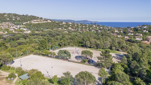 Vue aérienne du domaine, des carrières et de la baie de Cavalaire